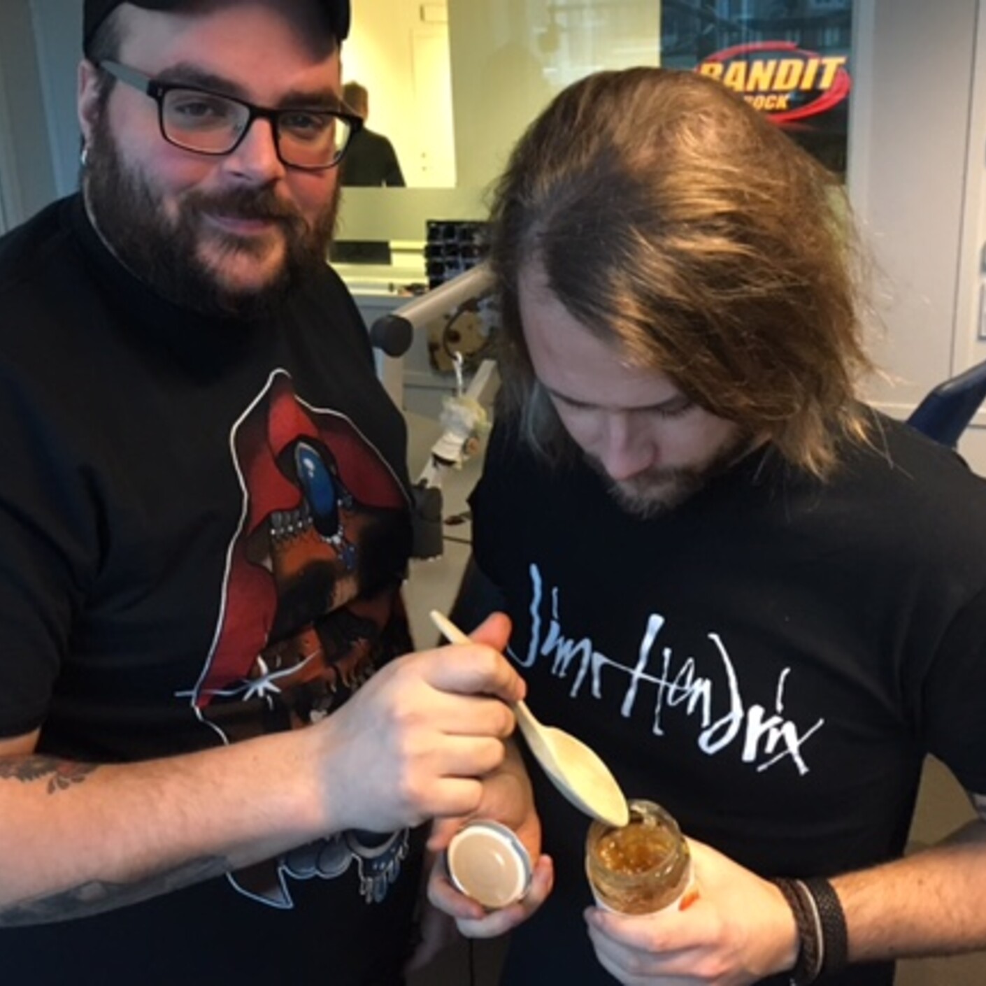 Senapskål, fiskar och marmelad