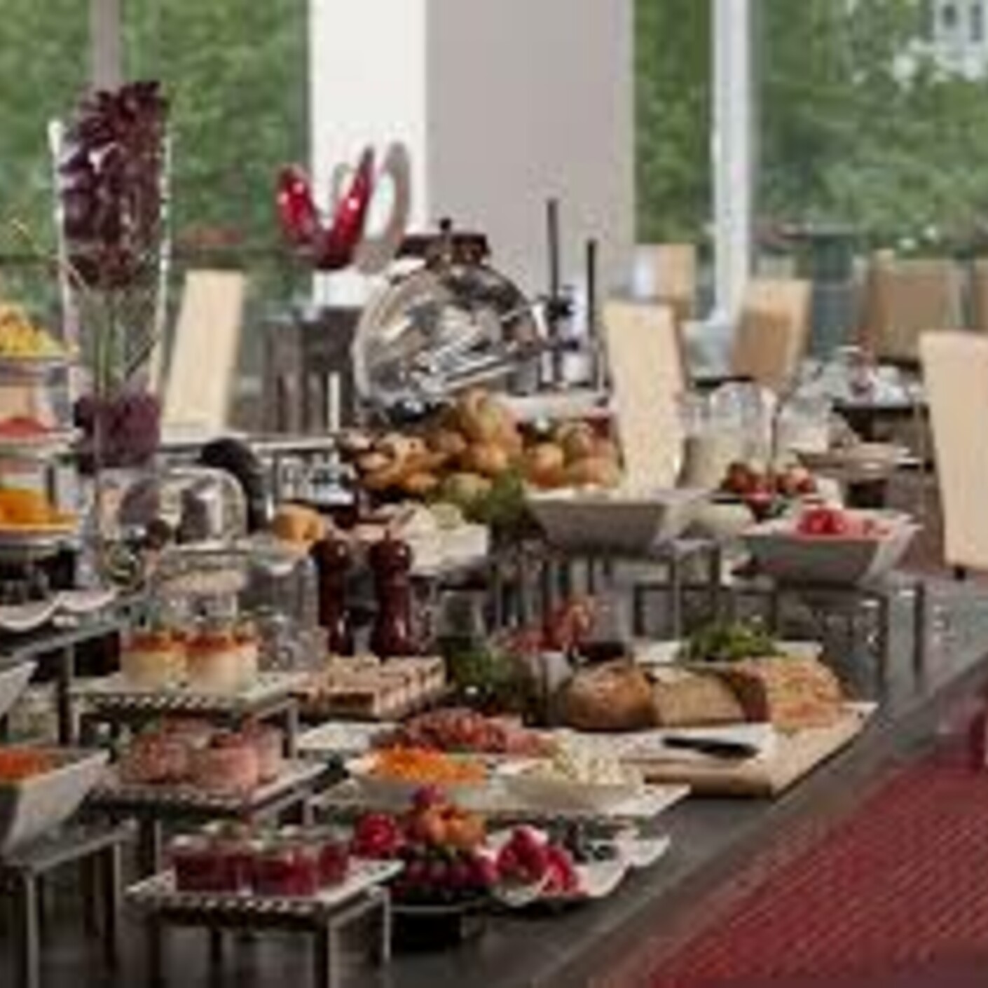 Hotellfrukost och status på facebook